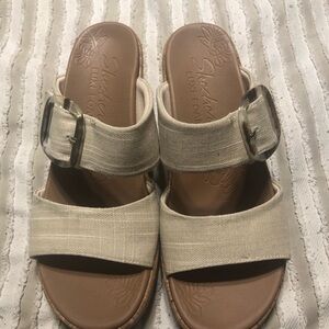 NWOT Skechers Women's Cream Sandals